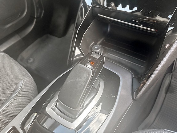 Peugeot e-2008 11 of 16