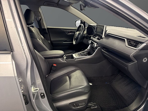 Toyota RAV4 8 of 12