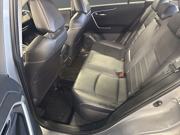 Toyota RAV4 9 of 12