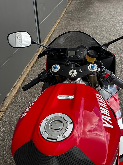 Yamaha YZF R1 6 of 8