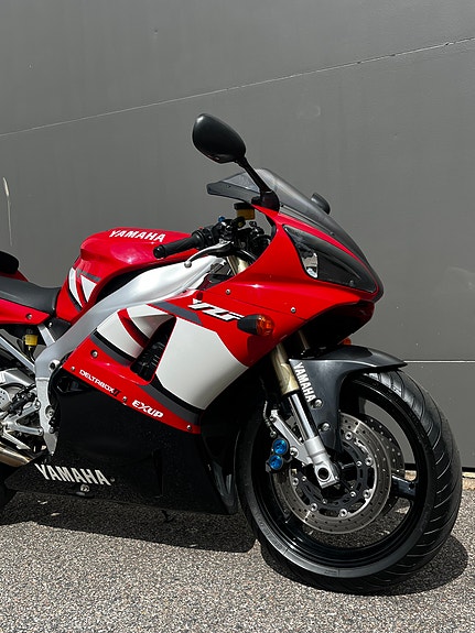 Yamaha YZF R1 2 of 8