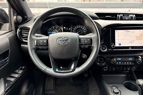 Toyota HiLux 14 of 24