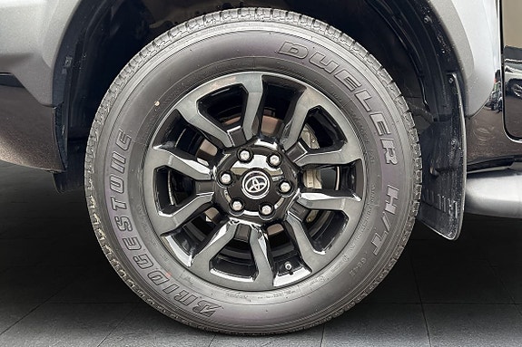 Toyota HiLux 17 of 24