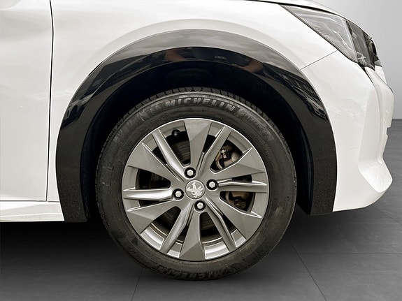 Peugeot e-208 15 of 16