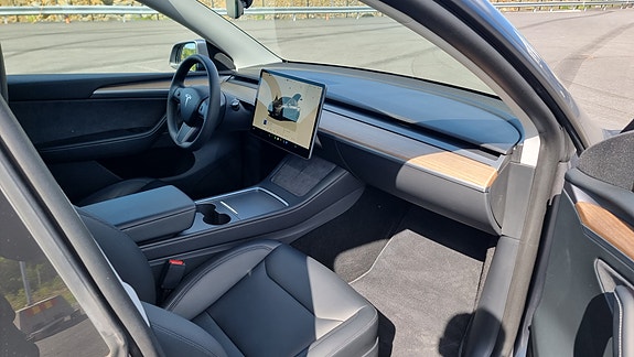 Tesla Model Y 7 of 10