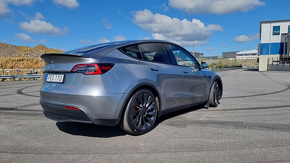 Tesla Model Y 2 of 10