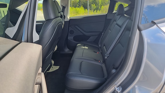 Tesla Model Y 6 of 10