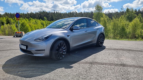 Tesla Model Y 4 of 10