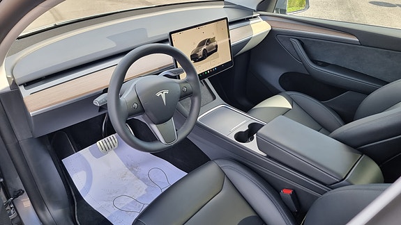 Tesla Model Y 5 of 10