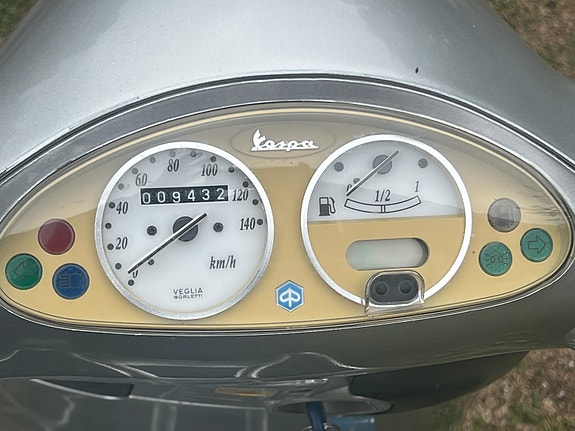 Piaggio Vespa ET4 125 3 of 4