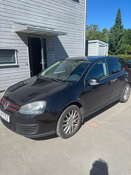 Volkswagen Golf V 2 of 9