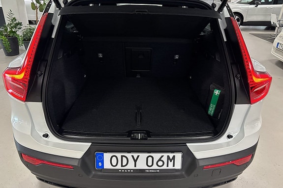 Volvo EX40 7 of 9