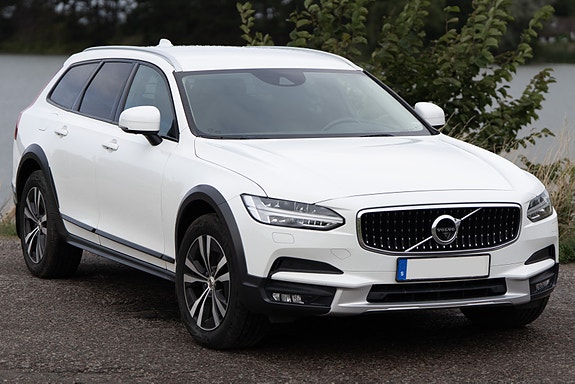Volvo V90 Cross Country 2 of 18