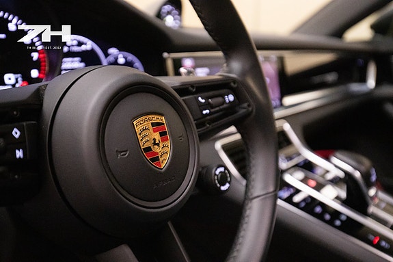 Porsche Panamera 4S 16 of 27