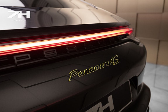 Porsche Panamera 4S 24 of 27