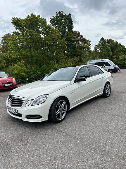 Mercedes-Benz E220 2 of 10