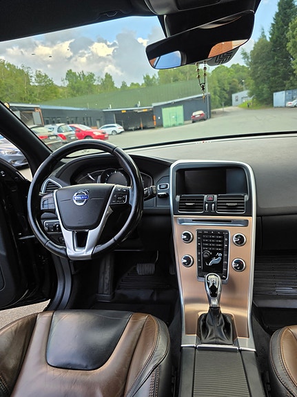 Volvo XC60 8 of 15