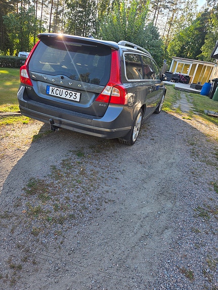 Volvo V70 2 of 5
