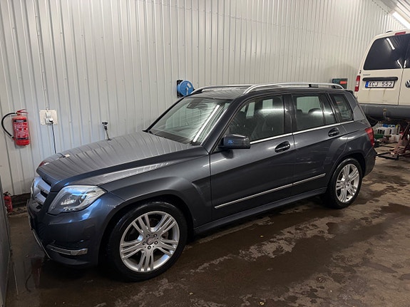 Mercedes-Benz GLK220 2 of 9