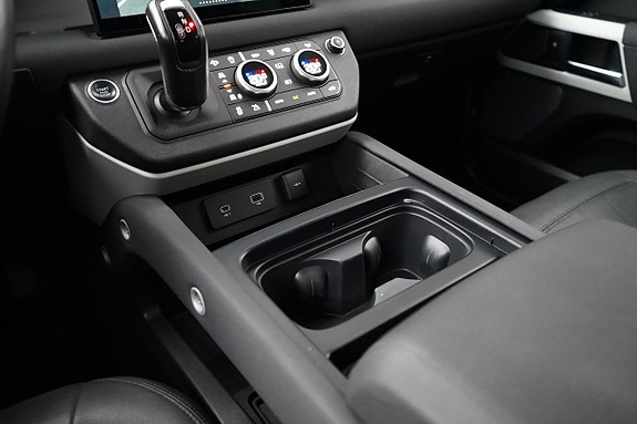 Land Rover Defender 110 16 of 29