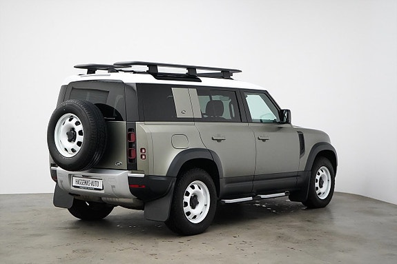 Land Rover Defender 110 24 of 29