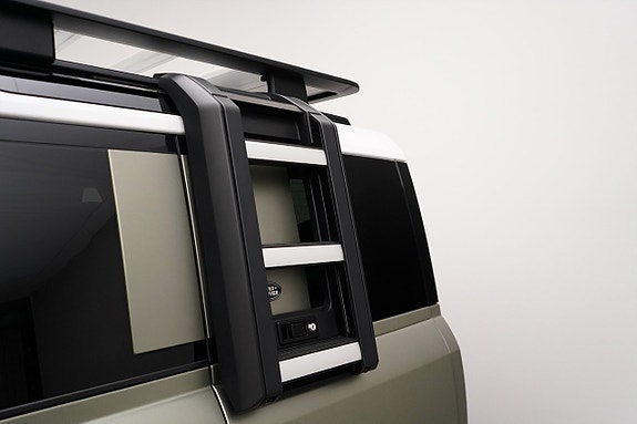 Land Rover Defender 110 28 of 29