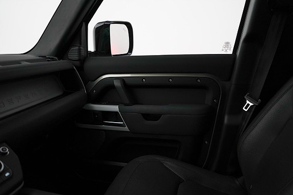 Land Rover Defender 110 17 of 29