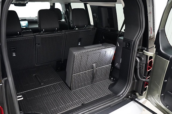 Land Rover Defender 110 22 of 29