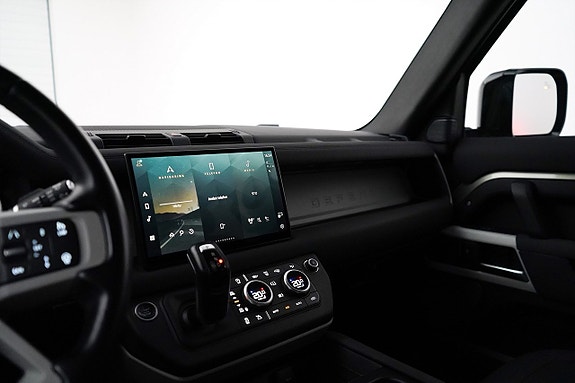 Land Rover Defender 110 12 of 29