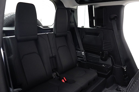 Land Rover Defender 110 21 of 29
