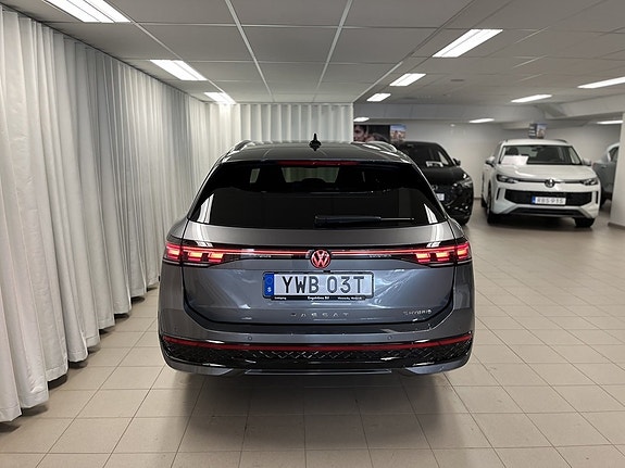 Volkswagen Passat 4 of 18