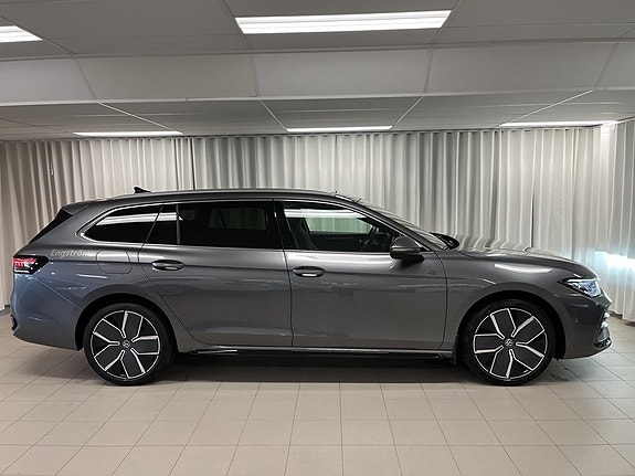 Volkswagen Passat 2 of 18