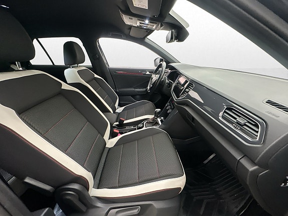 Volkswagen T-Roc 10 of 29