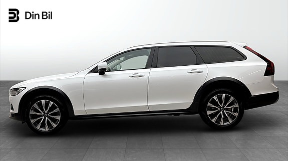 Volvo V90 Cross Country 2 of 12