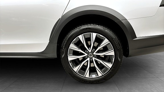 Volvo V90 Cross Country 6 of 12