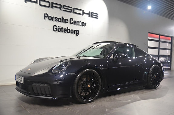 Porsche 911 Carrera 4 GTS 8 of 18