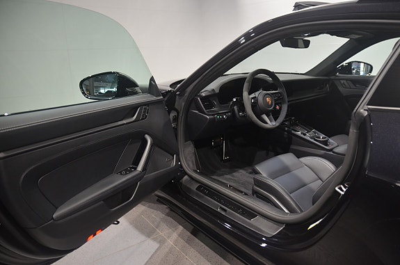 Porsche 911 Carrera 4 GTS 9 of 18