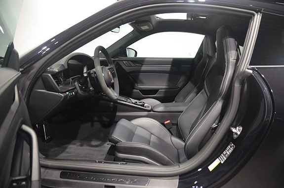 Porsche 911 Carrera 4 GTS 10 of 18