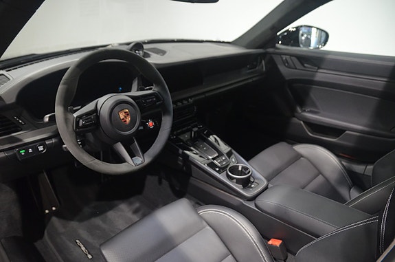 Porsche 911 Carrera 4 GTS 12 of 18