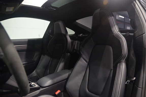 Porsche 911 Carrera 4 GTS 11 of 18
