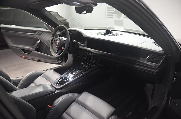 Porsche 911 Carrera 4 GTS 13 of 18