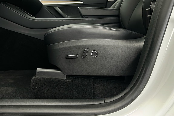 Tesla Model Y 17 of 25