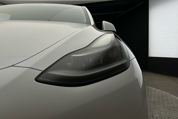 Tesla Model Y 10 of 25