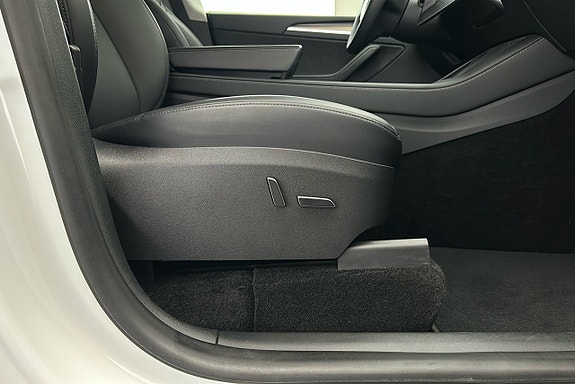 Tesla Model Y 18 of 25