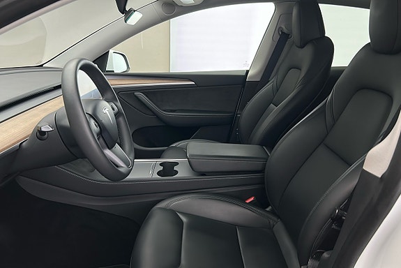 Tesla Model Y 9 of 25