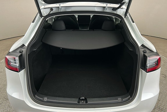 Tesla Model Y 13 of 25