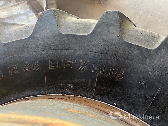 Dubbelmontage Michelin 20.8 R38 9 of 13
