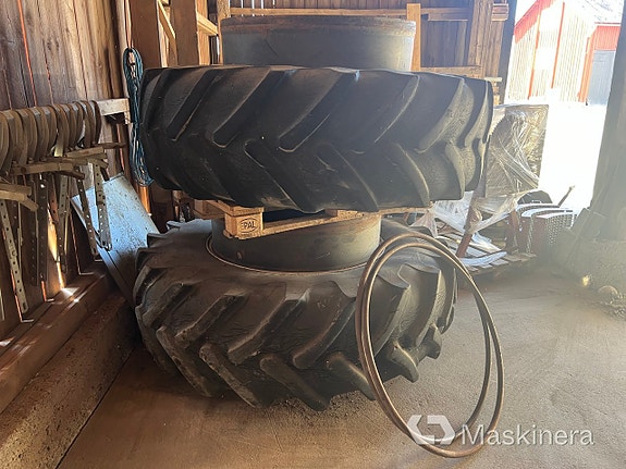Dubbelmontage Michelin 20.8 R38 2 of 13