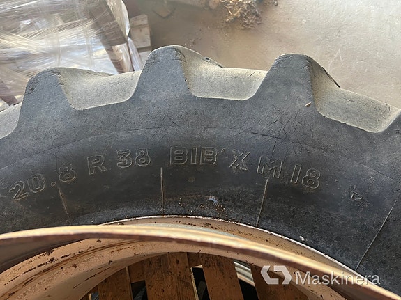 Dubbelmontage Michelin 20.8 R38 10 of 13