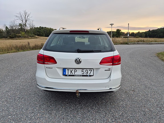 Volkswagen Passat 4 of 12